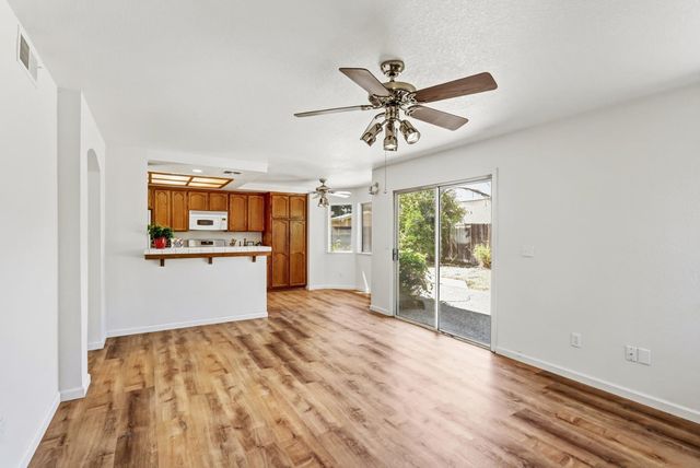 5209 Meadowland Way, Elk Grove, CA 95758