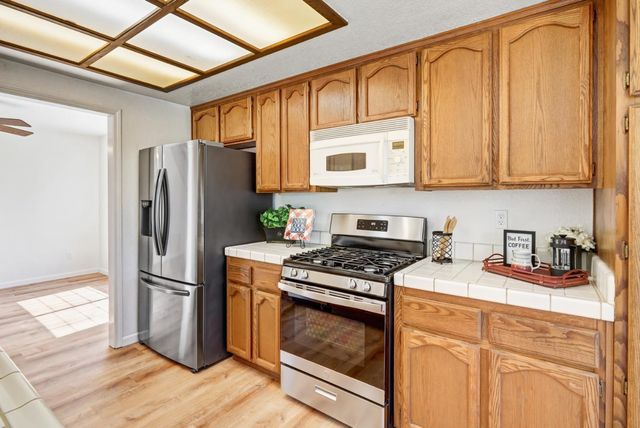 5209 Meadowland Way, Elk Grove, CA 95758