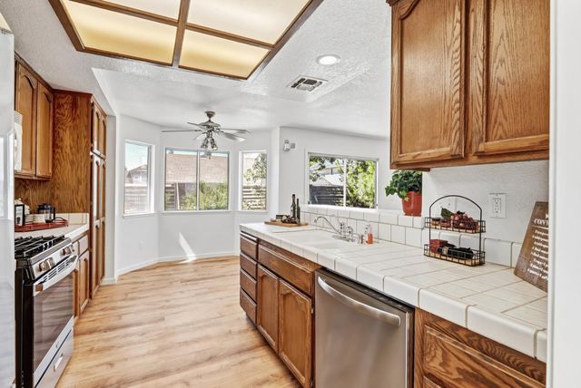 5209 Meadowland Way, Elk Grove, CA 95758