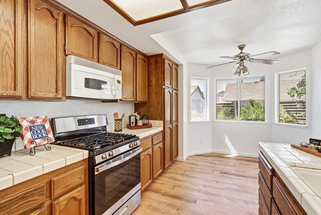 5209 Meadowland Way, Elk Grove, CA 95758