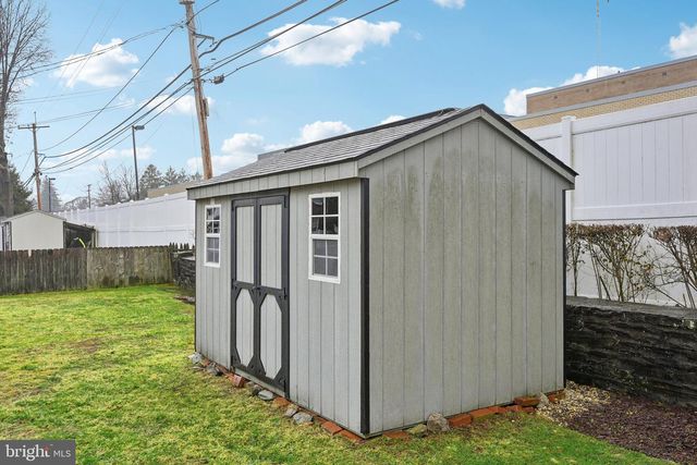 10 PICKWICK LN, Newtown Square, PA 19073