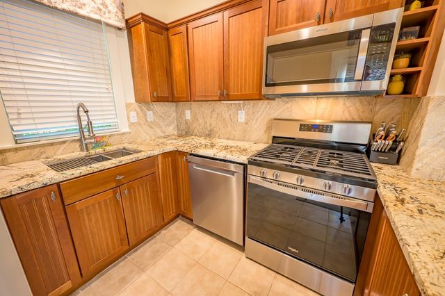 4 Acorn Ln 4, Westford, MA 01886