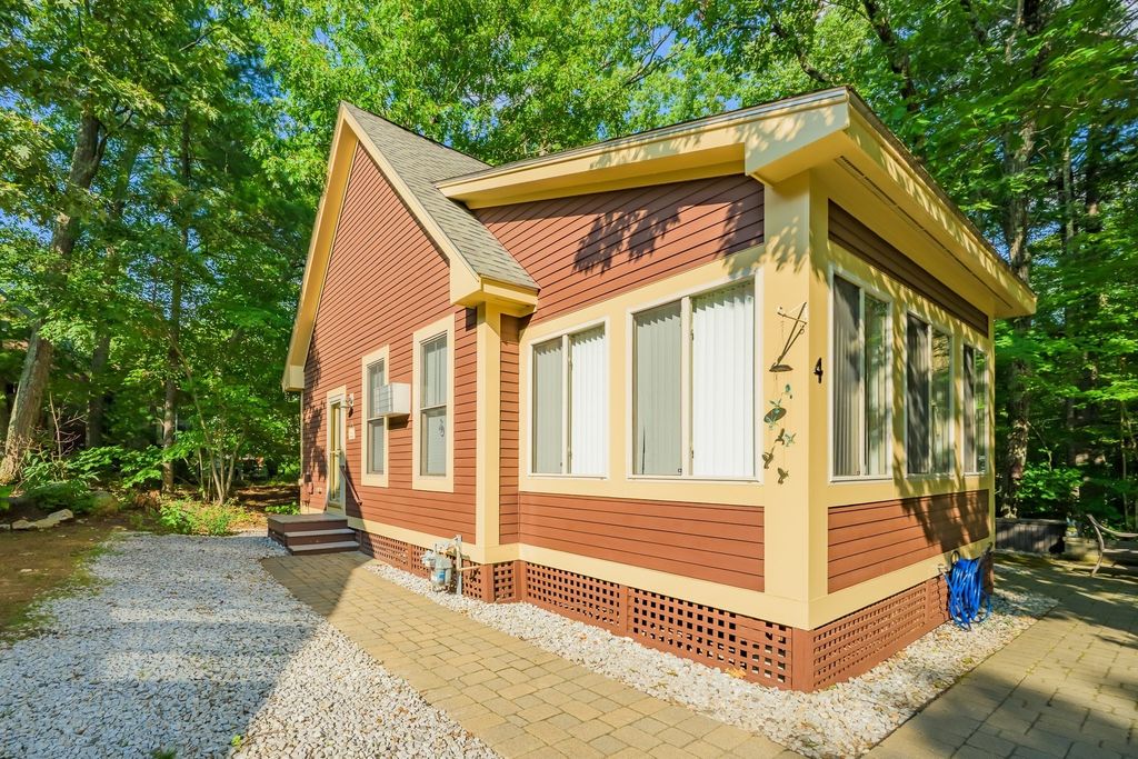 4 Acorn Ln 4, Westford, MA 01886