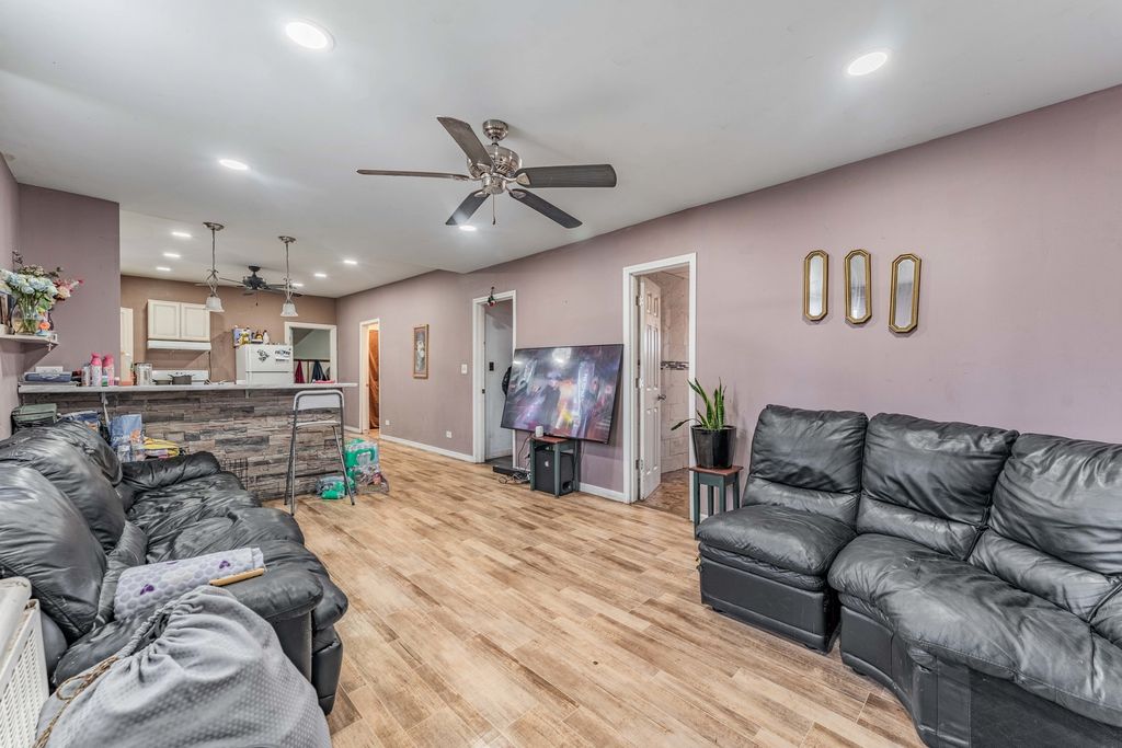 Image 2 of property listing at 5101 W 31st Place, Cicero, IL 60804