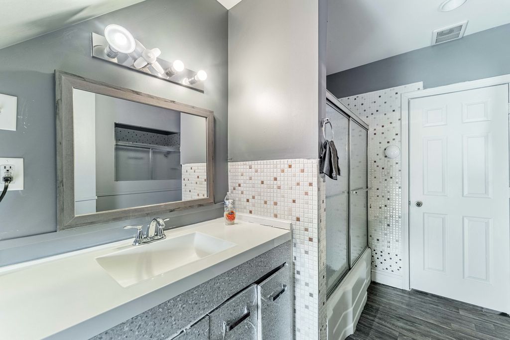 Image 15 of property listing at 5101 W 31st Place, Cicero, IL 60804