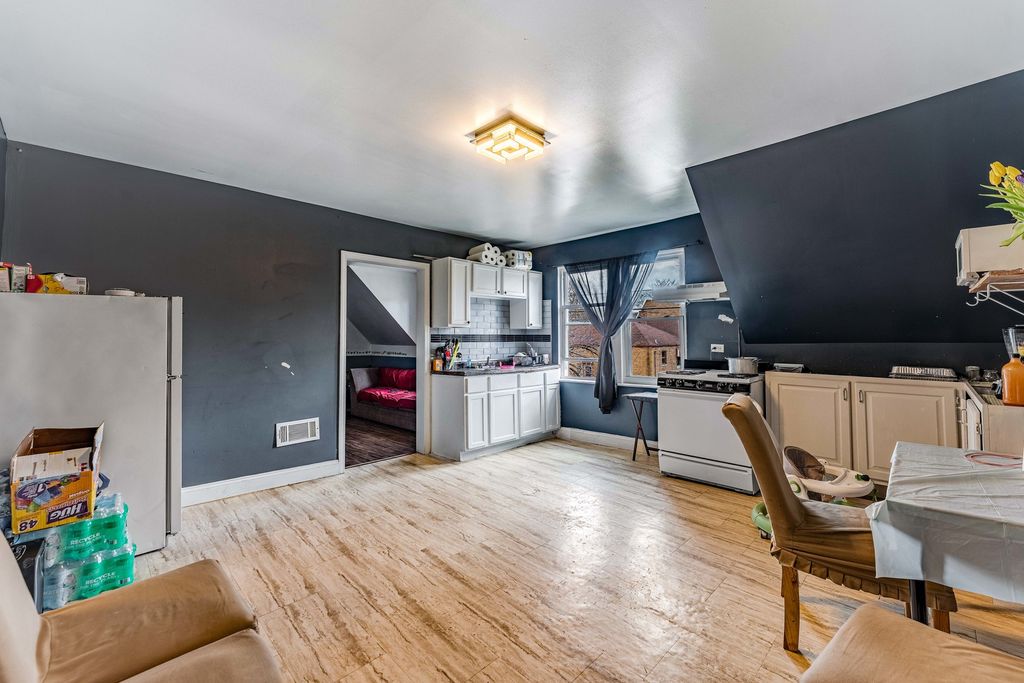 Image 9 of property listing at 5101 W 31st Place, Cicero, IL 60804
