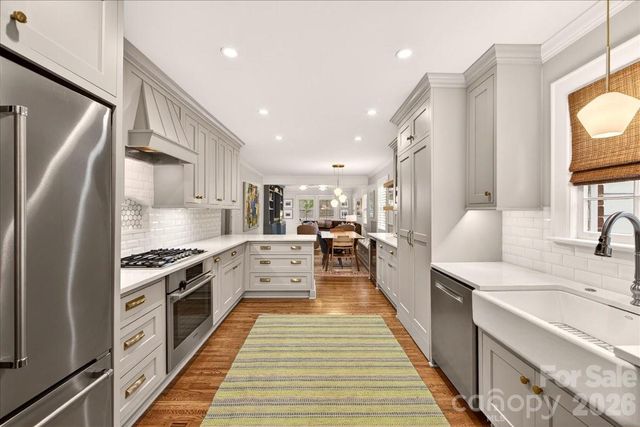 2121 Charlotte Drive, Charlotte, NC 28203