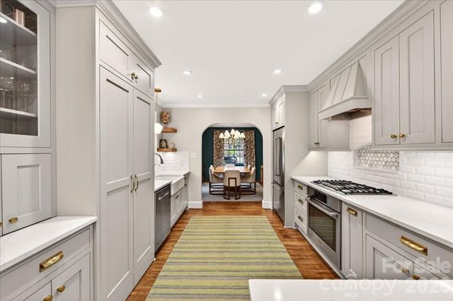 2121 Charlotte Drive, Charlotte, NC 28203