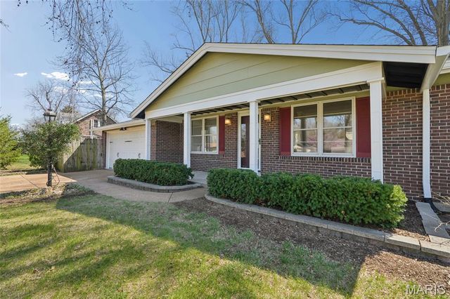 2664 Sanders Drive, St Louis, MO 63129