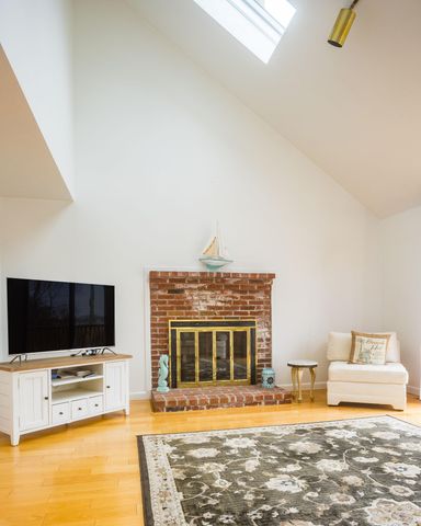 15 Beach Street, Teaticket, MA 02536