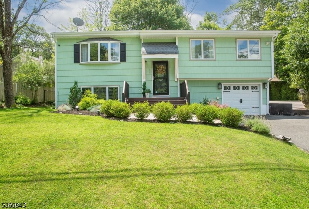 32 Eugene Rd, Hopatcong Boro, NJ 07843