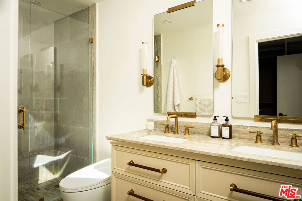 Image 21 of property listing at 1319 Mccollum Street, Los Angeles, CA 90026