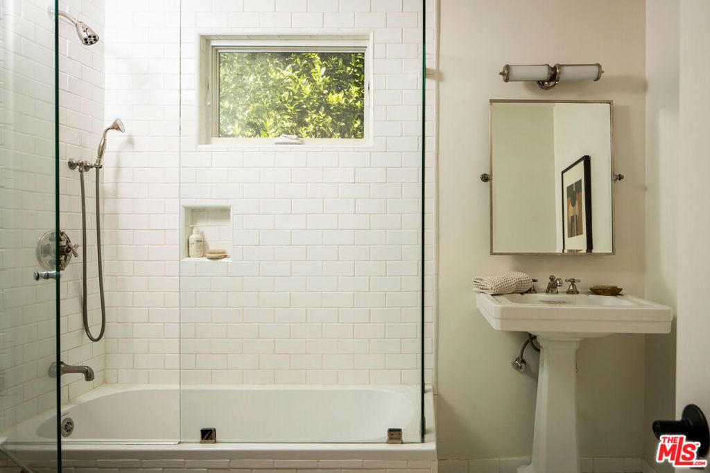 Image 24 of property listing at 1319 Mccollum Street, Los Angeles, CA 90026