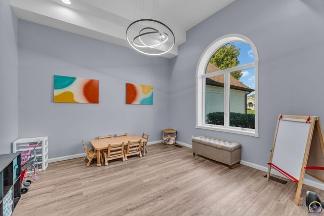 3315 NW 49th TER, Topeka, KS 66618