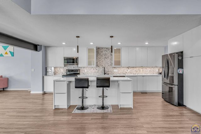 3315 NW 49th TER, Topeka, KS 66618