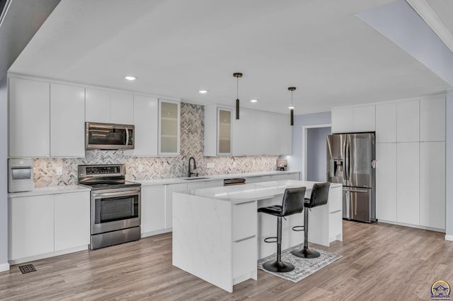 3315 NW 49th TER, Topeka, KS 66618