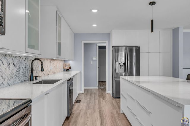 3315 NW 49th TER, Topeka, KS 66618