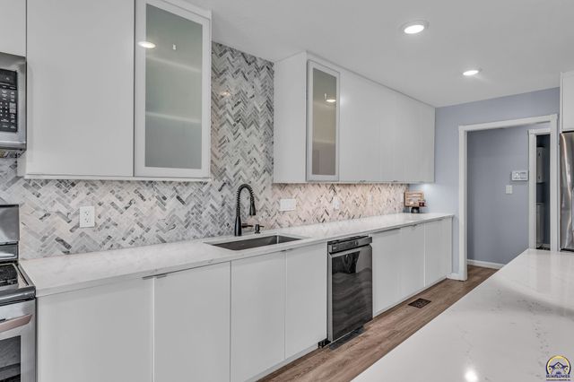 3315 NW 49th TER, Topeka, KS 66618