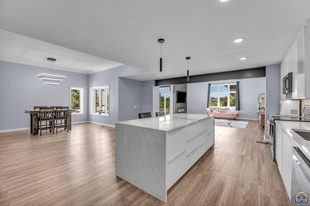 3315 NW 49th TER, Topeka, KS 66618