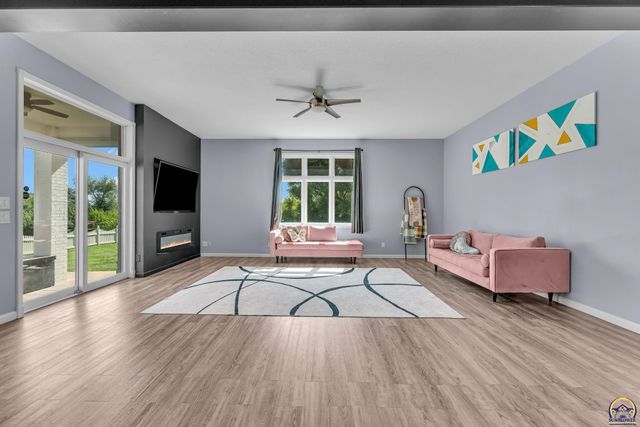 3315 NW 49th TER, Topeka, KS 66618