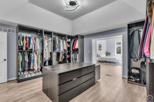 3315 NW 49th TER, Topeka, KS 66618