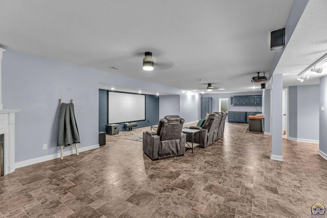 3315 NW 49th TER, Topeka, KS 66618