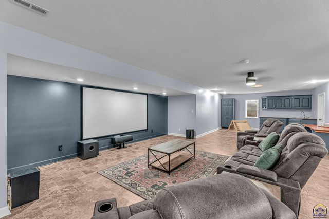 3315 NW 49th TER, Topeka, KS 66618