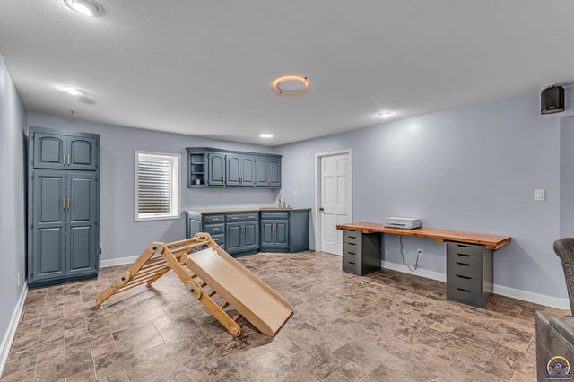 3315 NW 49th TER, Topeka, KS 66618