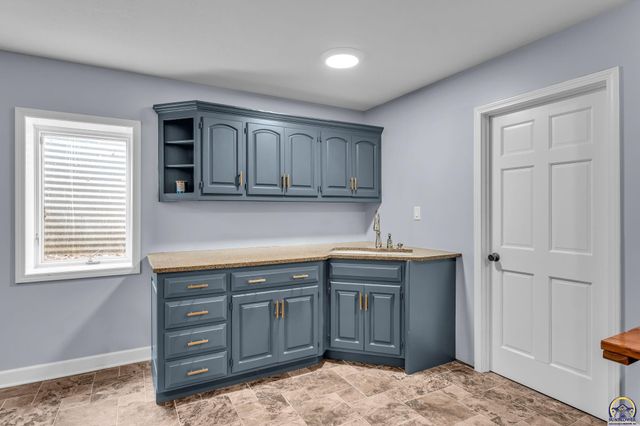 3315 NW 49th TER, Topeka, KS 66618