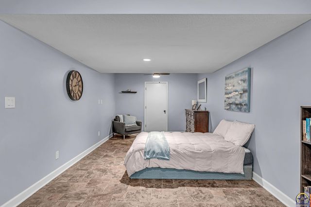 3315 NW 49th TER, Topeka, KS 66618