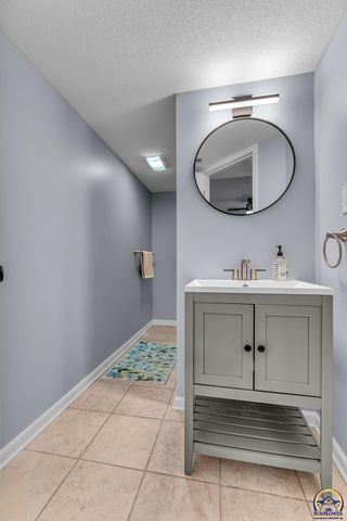 3315 NW 49th TER, Topeka, KS 66618