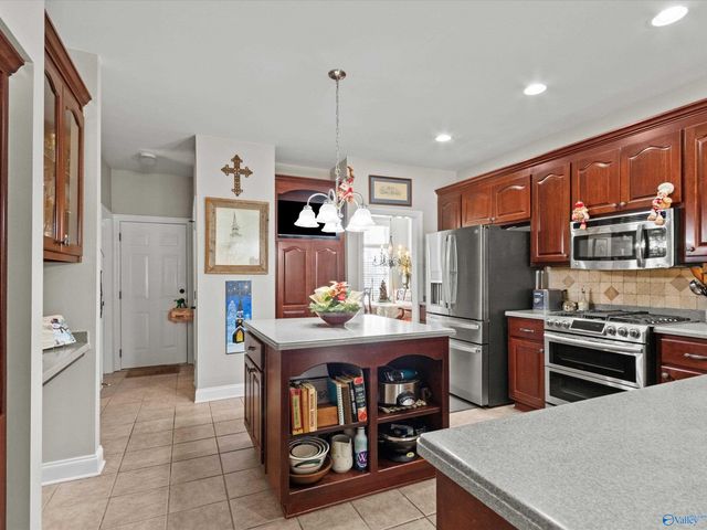 7102 Lost Pond Circle SE, Owens Cross Roads, AL 35763