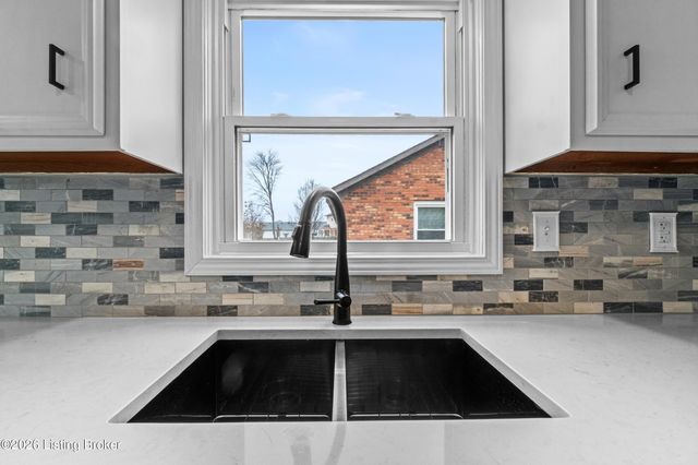 307 Chippendale Ct, Louisville, KY 40214