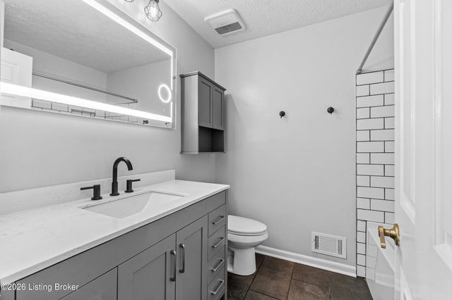 307 Chippendale Ct, Louisville, KY 40214