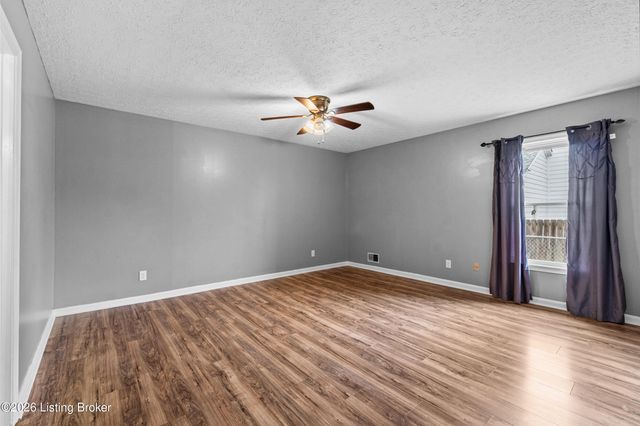 307 Chippendale Ct, Louisville, KY 40214