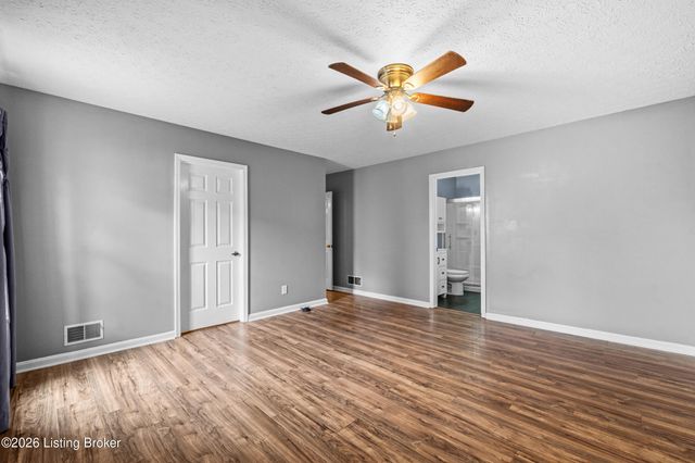 307 Chippendale Ct, Louisville, KY 40214