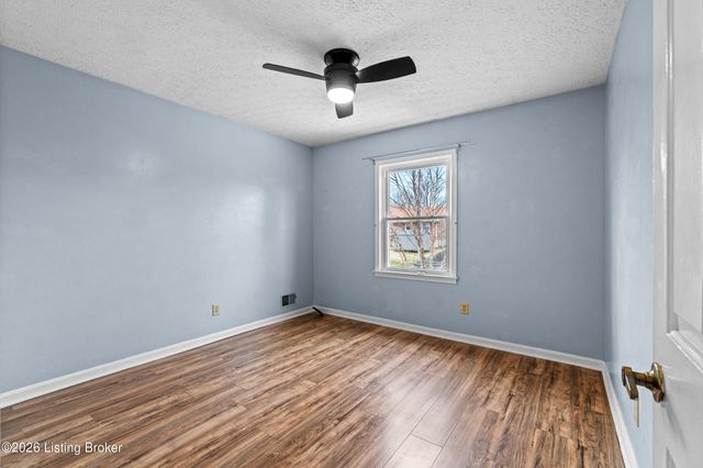 307 Chippendale Ct, Louisville, KY 40214