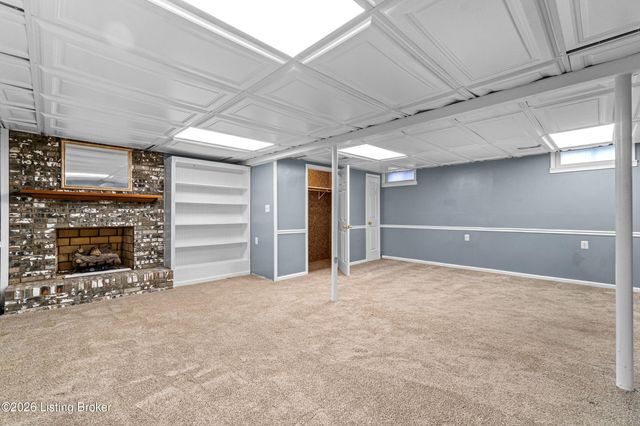 307 Chippendale Ct, Louisville, KY 40214