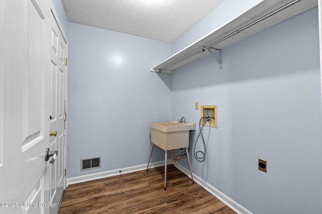 307 Chippendale Ct, Louisville, KY 40214