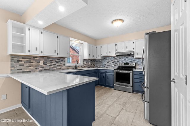 307 Chippendale Ct, Louisville, KY 40214