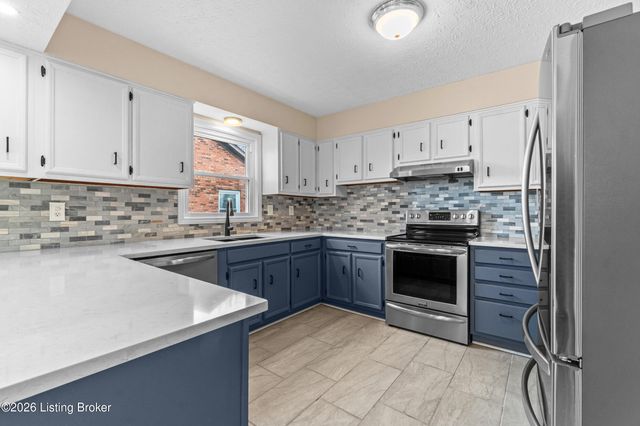 307 Chippendale Ct, Louisville, KY 40214