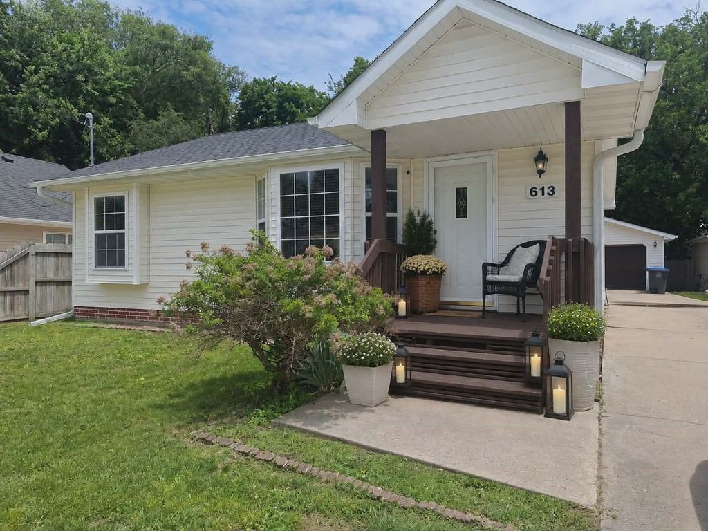 613 SW 61st Street, Des Moines, IA 50312
