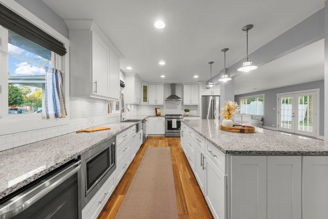 314 Brookside Circle, Wheaton, IL 60187