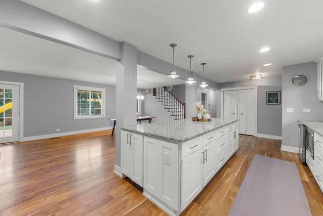 314 Brookside Circle, Wheaton, IL 60187