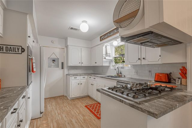 220 Elmwood Street, Huntsville, TX 77320