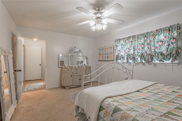 220 Elmwood Street, Huntsville, TX 77320