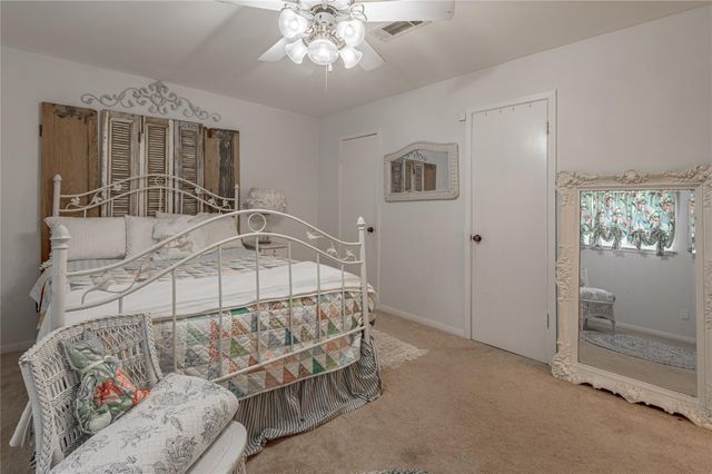 220 Elmwood Street, Huntsville, TX 77320