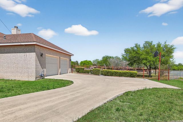 7627 Triple Wood St, China Grove, TX 78263