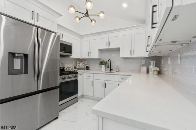 37 Albert Dr, Sayreville Boro, NJ 08859