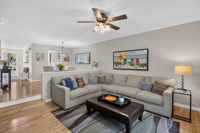 90 Forest Glade UNIT 90, Teaticket, MA 02536